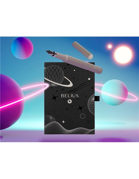 Stylo-plume et etui en simili cuir belius space b monochrome sans agrafe encre bleue coloris gris dans coffret cadeau.
