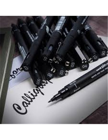 Feutre technique uniball pointes calibrees 0,03mm encre noir trace net et precis.