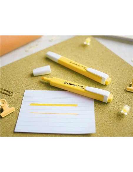 Surligneur stabilo swing cool pastel modèle de poche avec agrafe tracé 1/4mm coloris crème de jaune.