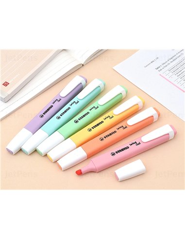 Surligneur stabilo swing cool pastel modèle de poche avec agrafe tracé 1/4mm pochette 6 coloris assortis.