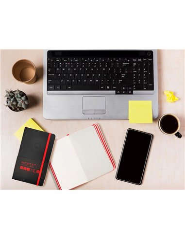 Carnet a6 antartik notes papier uni ivoire couverture souple fermeture elastique rouge 100 pages 80gr coloris noir.