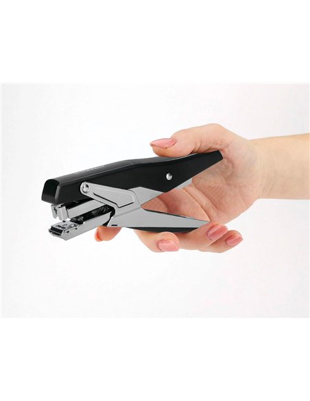 Pince à agrafer q-connect ergonomique 75x25x175mm 25f agrafes 24/6 et 26/6 coloris chromé/noir.