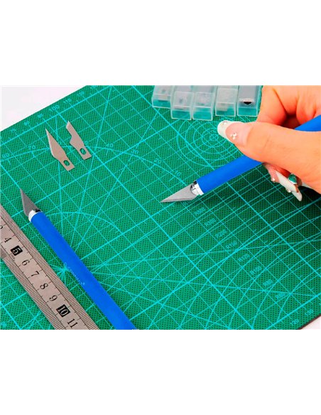 Cutter bistouri q-connect en gomme lame 6mm fixe avec capuchon de protection 5 lamesde rechange incluses.