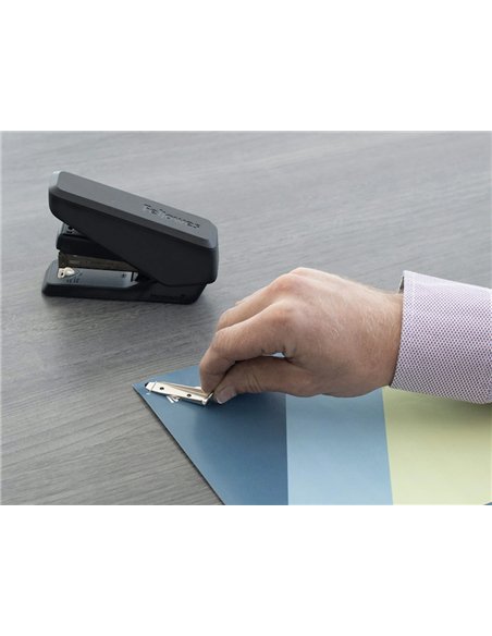 Agrafeuse fellowes easy-press lx840 demi bande 25 feuilles noire.